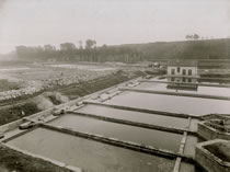 Ansicht der Kläranlage von 1910, rechts im Bild das Vorklärbecken, im Vordergrund die erste Ausbaustufe von 1892, links die Tropfkörperanlage von 1910
