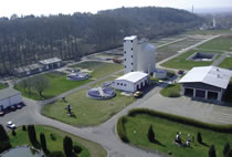 Luftbild der Kläranlage 2007, Blick nach Westen mit der Schlamm- und Gasstrecke sowie RÜB